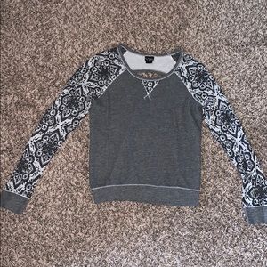 Patterned sleeve sweater with key hole back